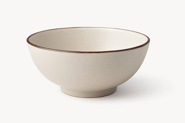 Empty ceramic bowl with brown rim – minimalist serving dish ideal for pho, ramen, or noodle soups.